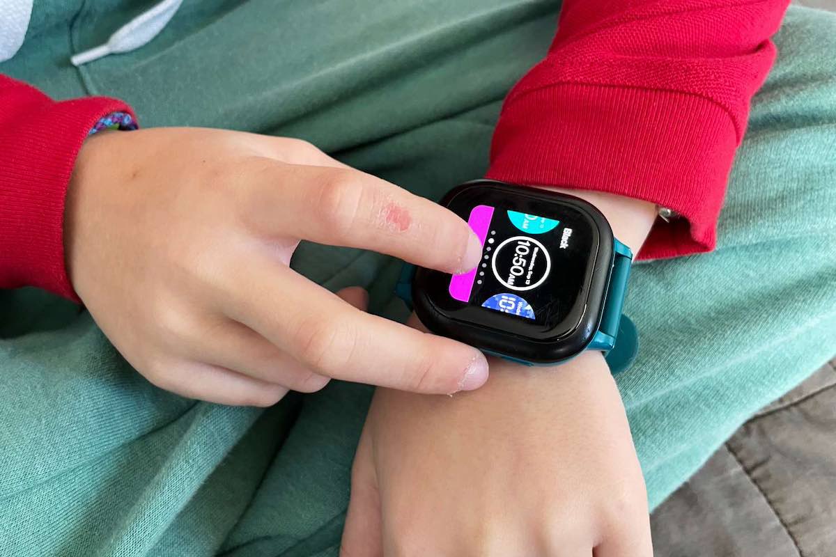 Bimbo gioca con smartwatch e involontariamente fa partire 70 chiamate verso 112 e 118