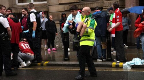 Auto su tifosi a Liverpool, il bilancio: 27 feriti in ospedale, due sono gravi, altre venti persone medicate sul posto