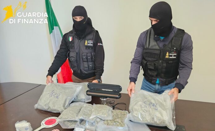 Sequestrati dalla Guardia di Finanza 7 kg di droga e arrestate 3 persone a Catania