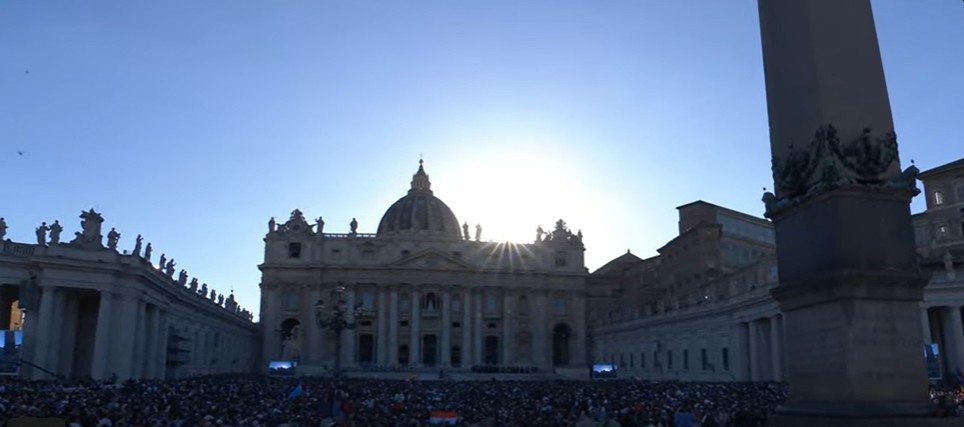 Conclave, la folla in piazza San Pietro urla “Viva il Papa”: si attende annuncio ufficiale