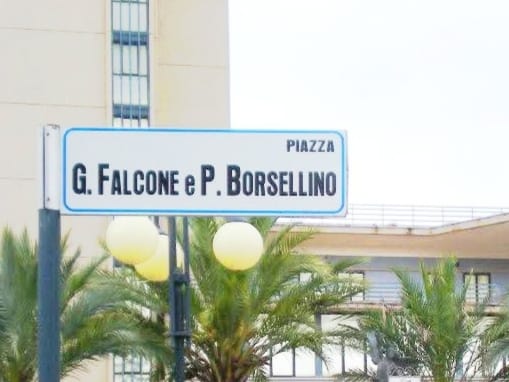 Caltanissetta, per la seconda volta dopo 13 anni, sparita e poi ricollocata la targa di piazza Falcone – Borsellino