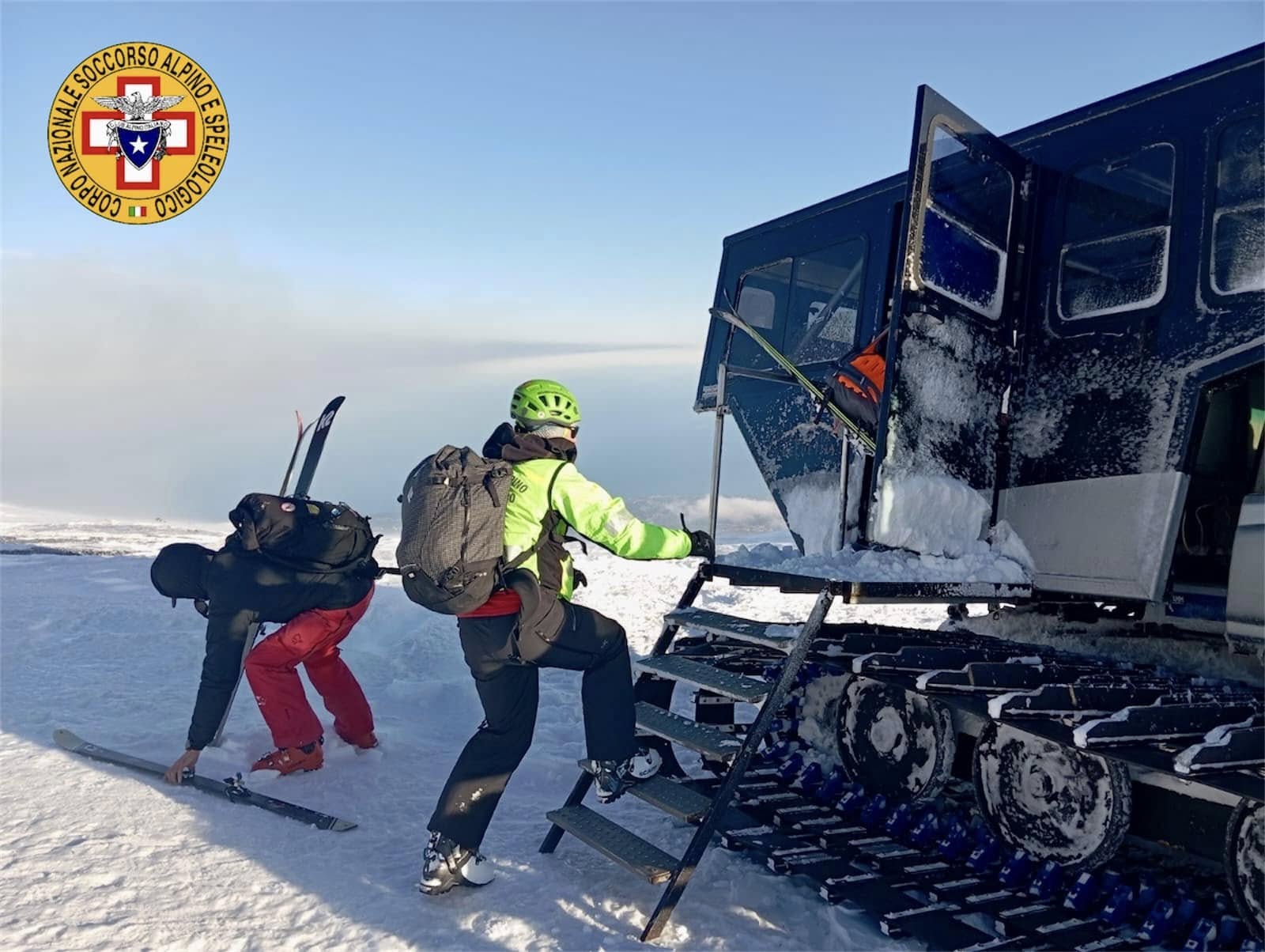 Il Corpo Regionale Forestale salva escursionista caduto in una grotta nel versante Nord dell’Etna