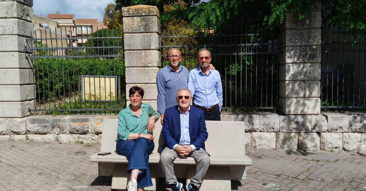 Santa Caterina. Collocata panchina tra il Municipio e il Giardino Margherita