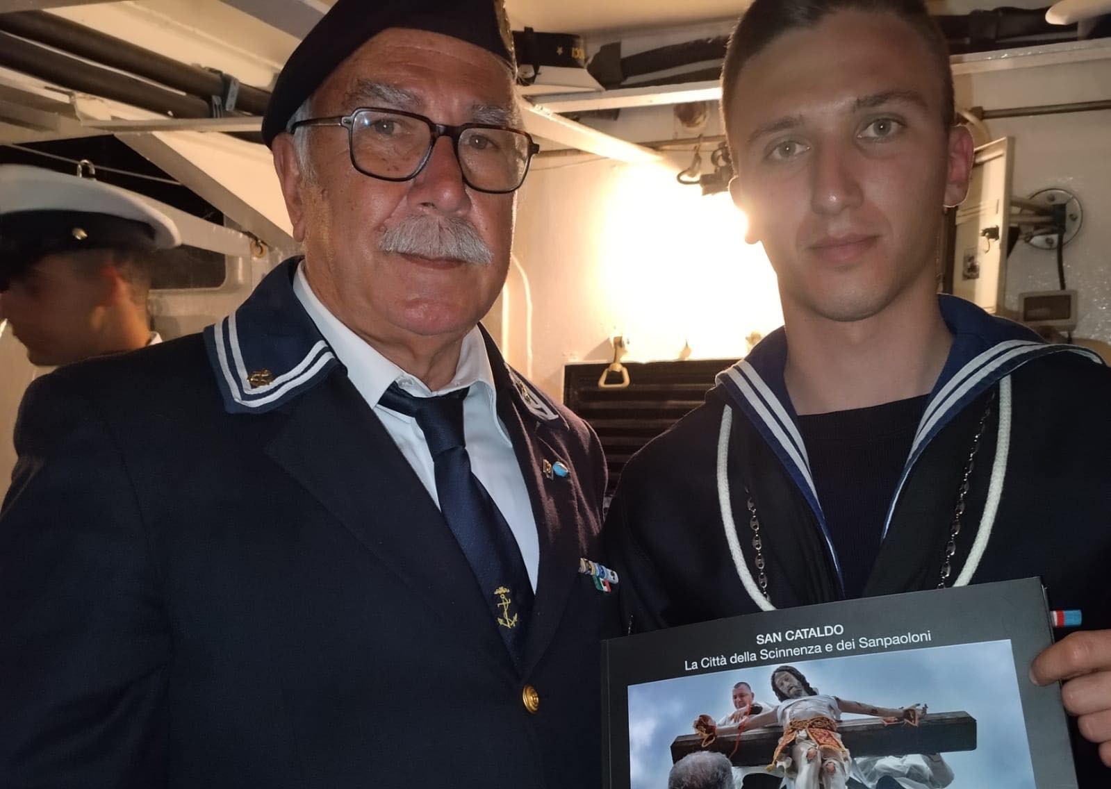 San Cataldo. Il Presidente dell’ANMI ha donato alla Biblioteca della Amerigo Vespucci libro sulle tradizioni della Settimana Santa