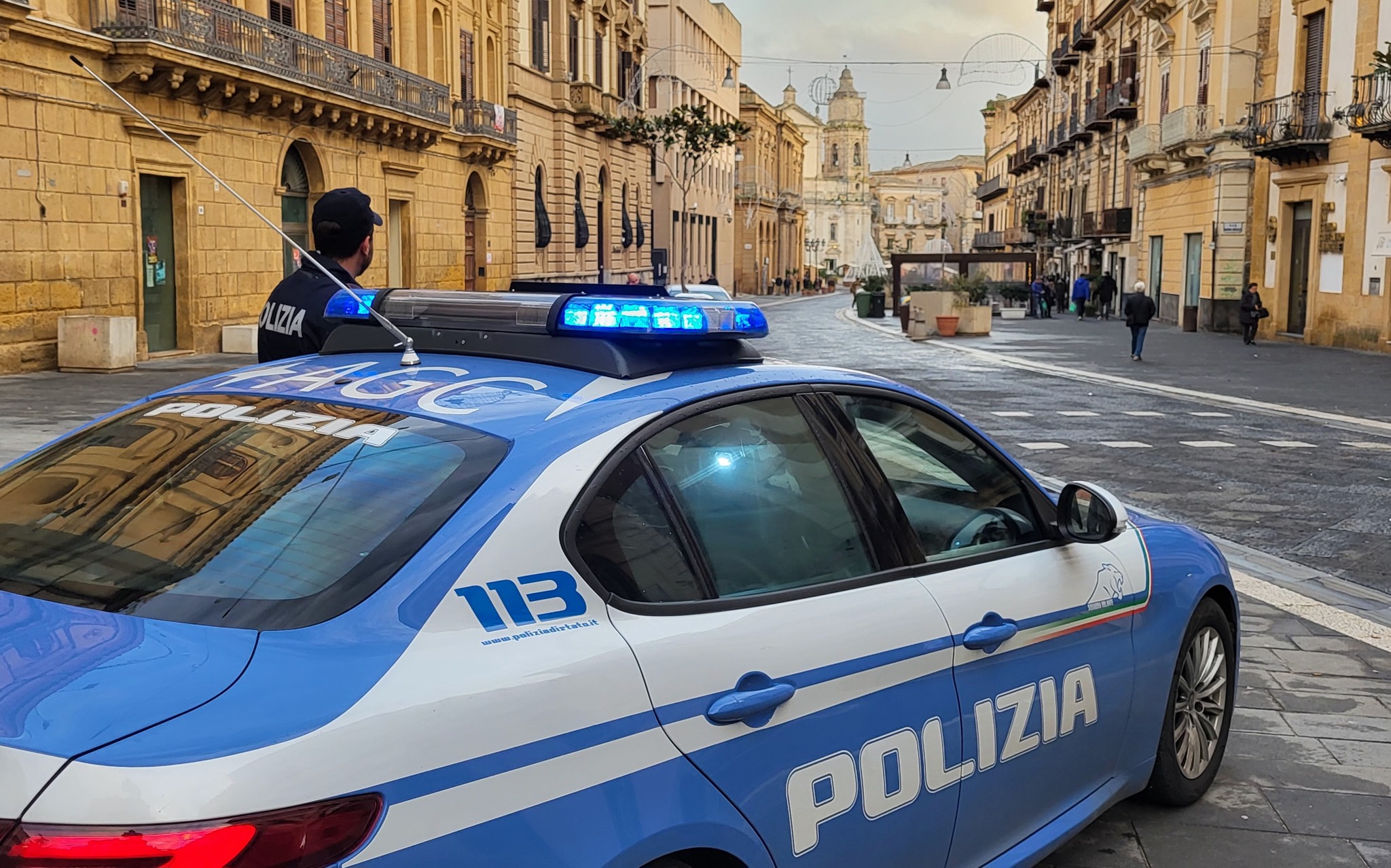 Caltanissetta. Droga, furto, minacce e atti persecutori: eseguiti dalla Polizia tre provvedimenti dell’Autorità giudiziaria
