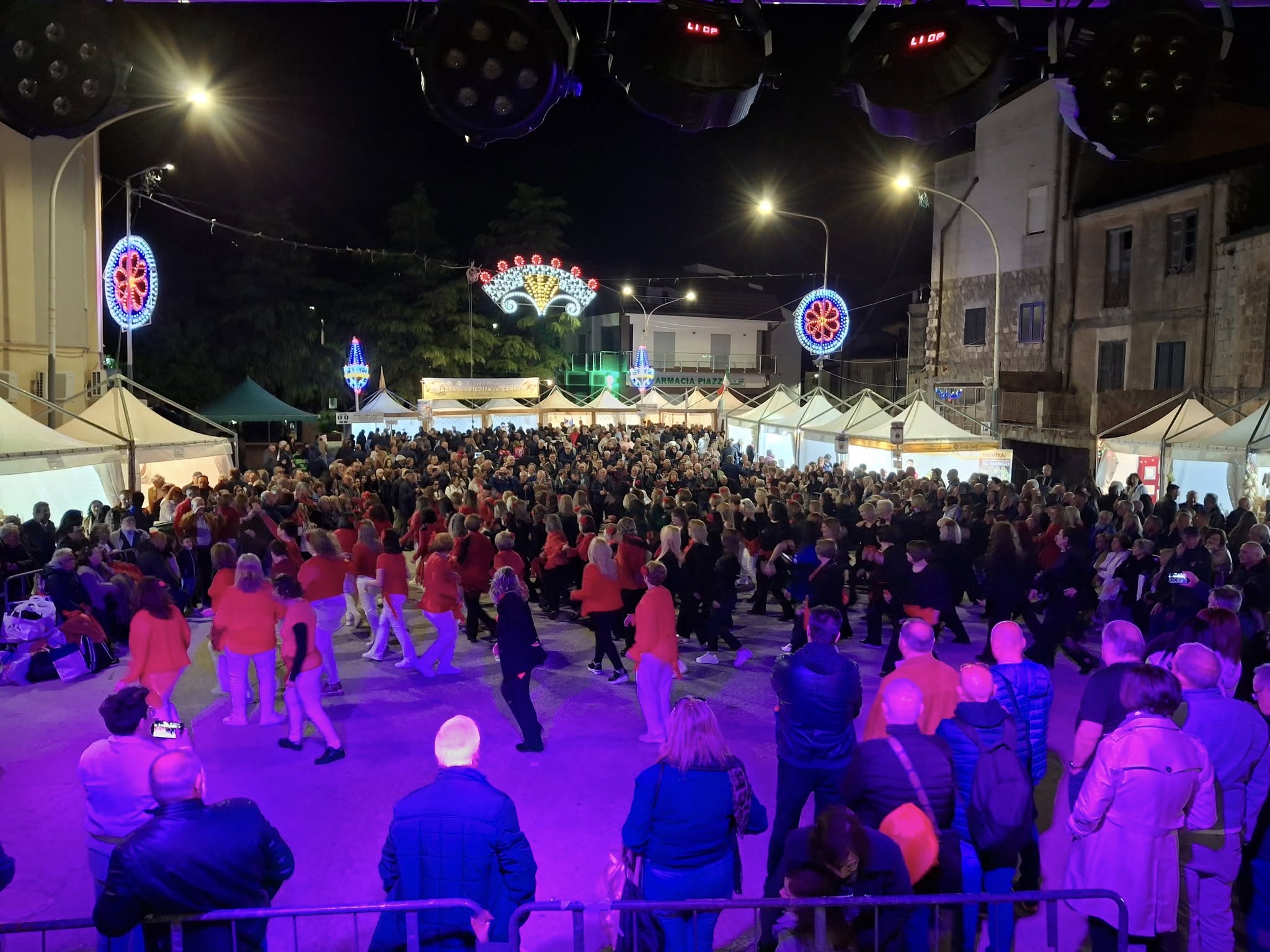 Mussomeli, Festa San Pasquale con processione, sagre  e folk. Tutti felici e contenti.
