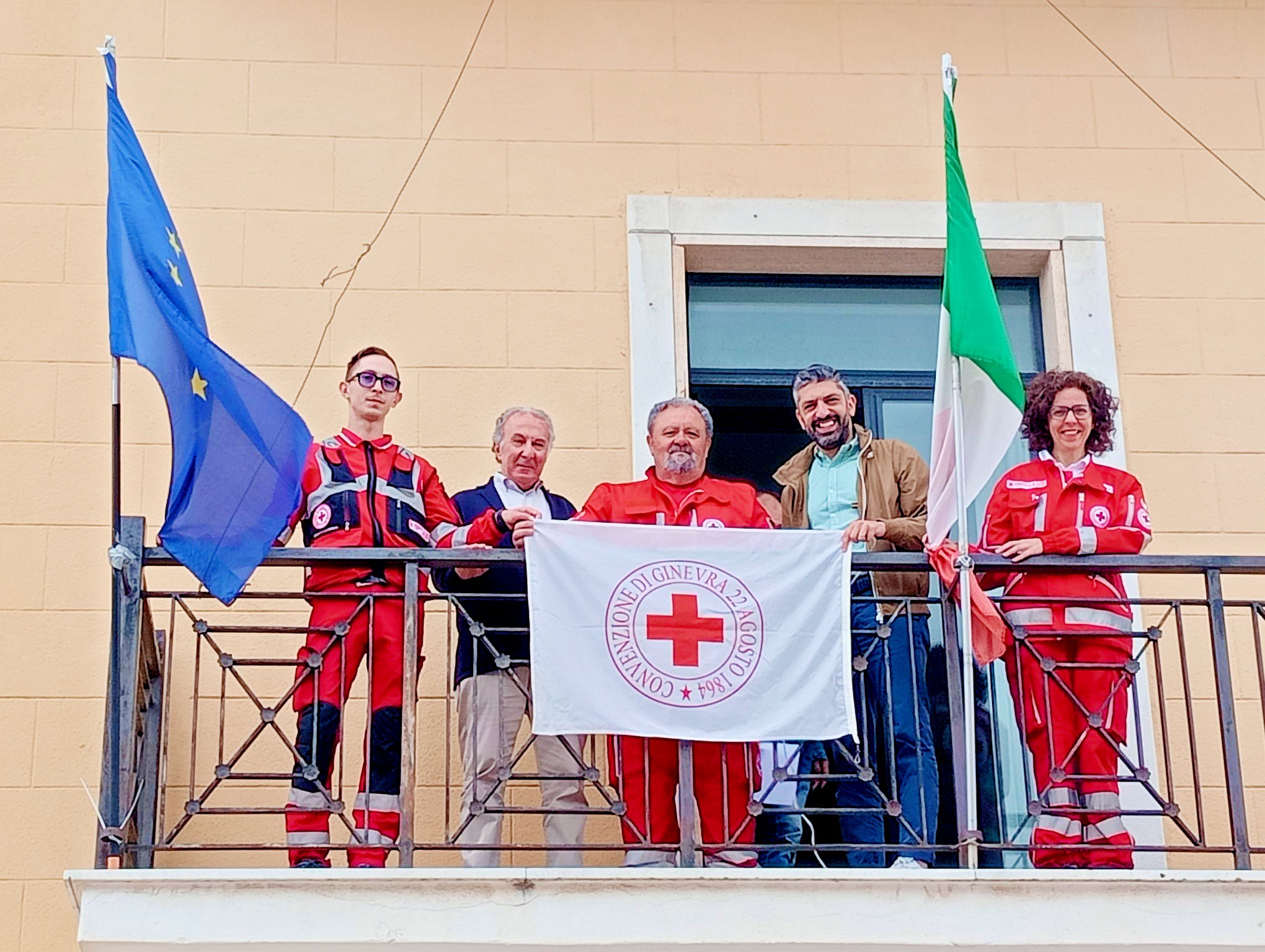 Montedoro Esposta La Bandiera Della Croce Rossa Italiana Nel Balcone Montedoro Esposta La Bandiera Della Croce Rossa Italiana Nel Balcone