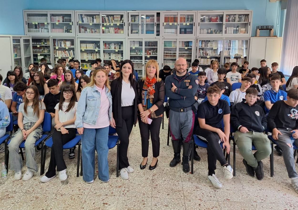 A Gela la Polizia stradale incontra gli alunni del “Majorana”  su come prevenire gli incidenti