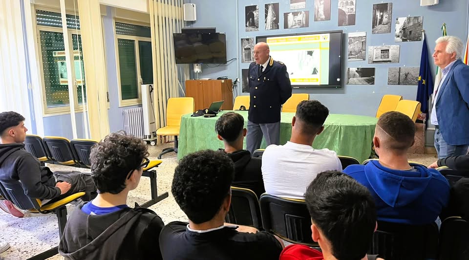 Caltanissetta. Promuovere la sicurezza stradale, la Polizia incontra gli studenti dell’Istituto “Angelo Di Rocco”