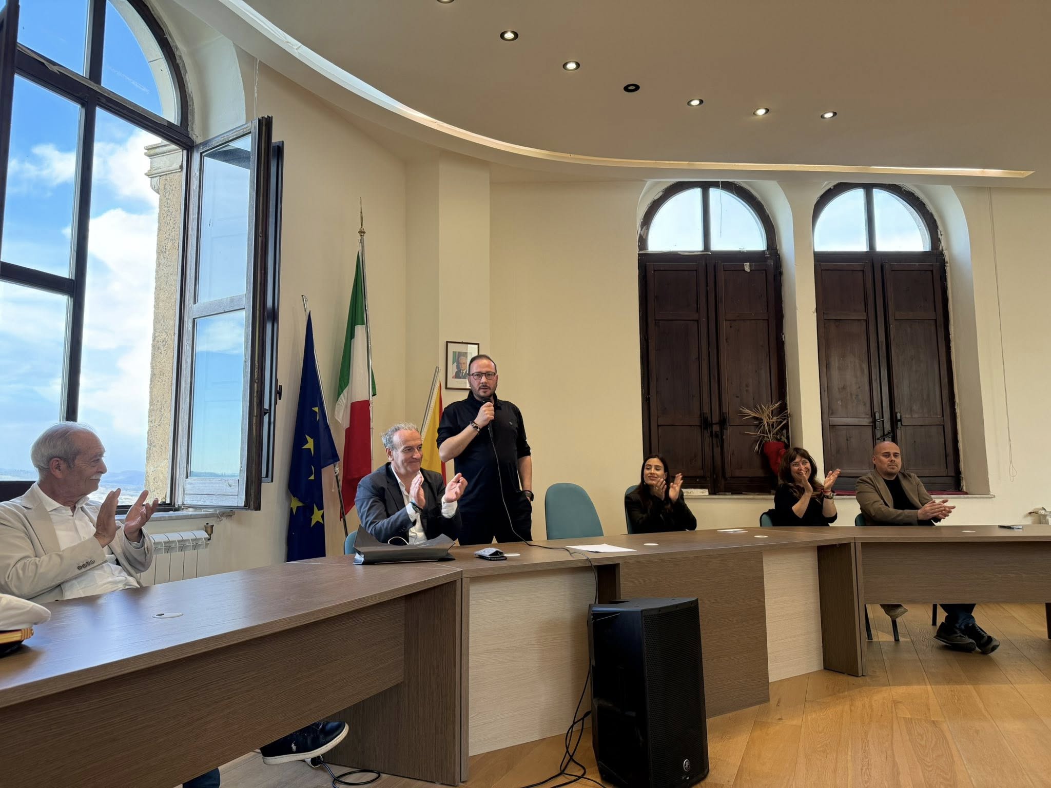 Butera. Il tecnico Angelo Bognanni premiato in aula consiliare per le sue imprese sportive con il Milazzo