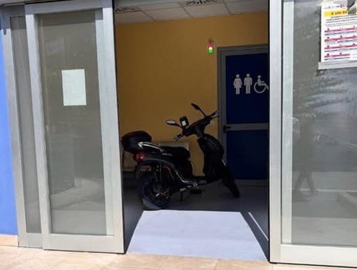 Motorino elettrico in carica in sala d’attesa di un pronto soccorso: l’Asp lo fa rimuovere e annuncia esposto alla Procura