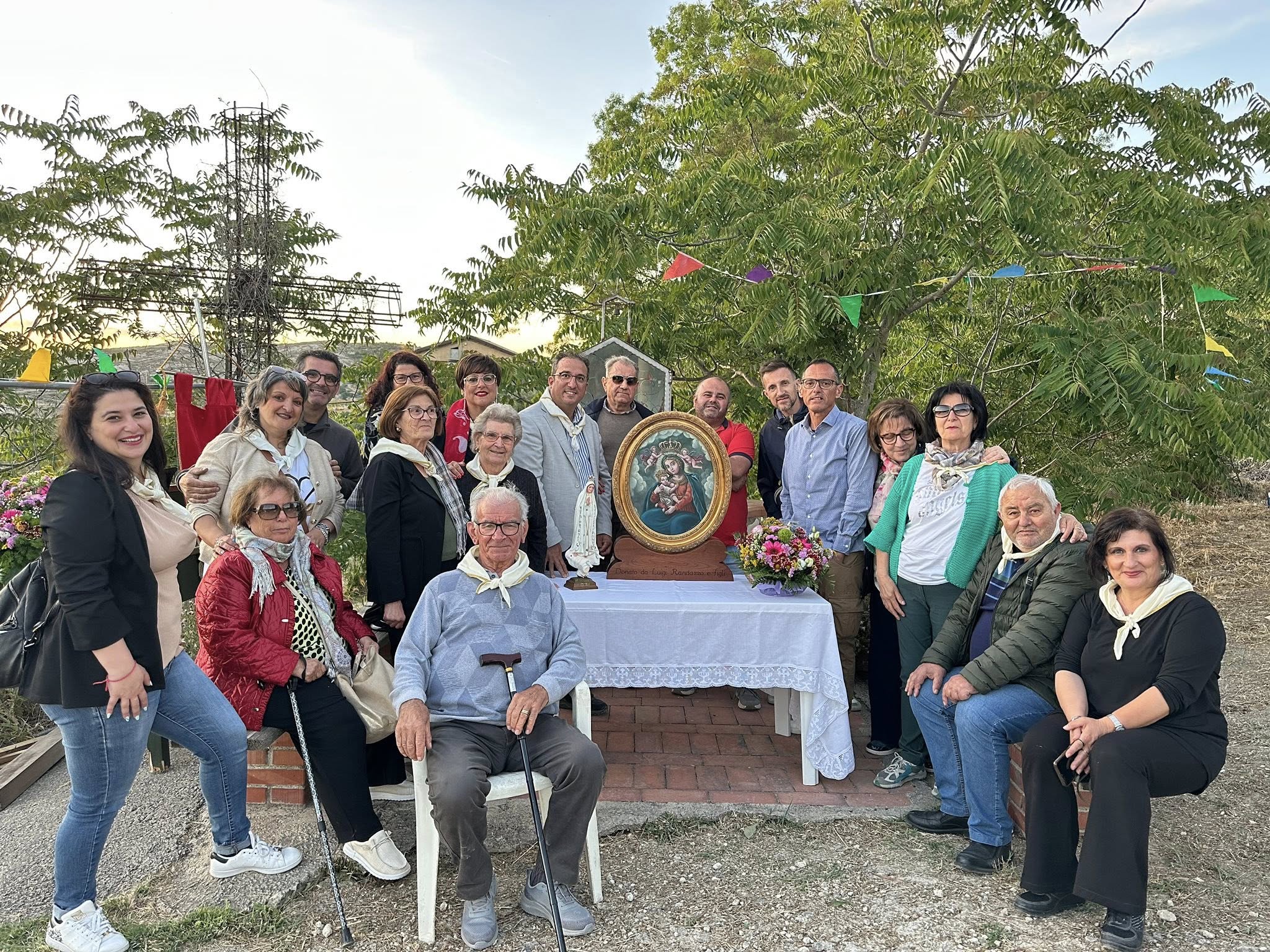 San Cataldo. Tanti fedeli in processione con il quadro della Madonna delle Grazie e con un sogno: ricostruire la Beddra Matri di la Gra’