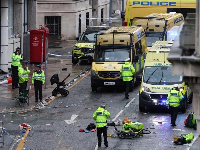 Auto travolge folla di tifosi del Liverpool durante la celebrazione della vittoria dei Reds nel campionato inglese: diversi i feriti