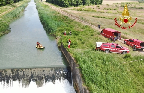Si butta in acqua per salvare il proprio cane e muore