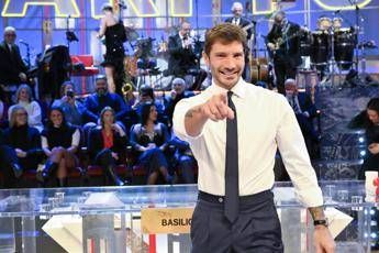Affari Tuoi Speciale, stasera 4 maggio: gli ospiti in studio con Stefano De Martino