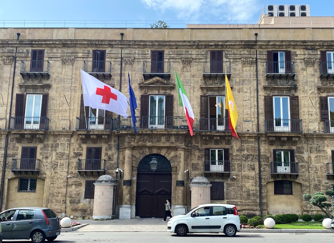 Giornata mondiale della Croce rossa, fino a domenica esposta la bandiera sulla facciata di Palazzo d’Orléans