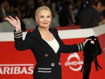 Barbara Bouchet: “Ho rifiutato scene spinte perché timida. Steve McQueen? Mi aveva confinato ai fornelli”