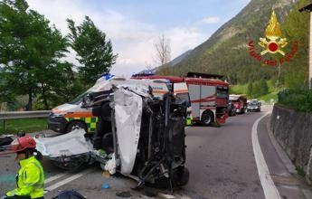 Belluno, incidente mortale sull’Alemagna: scontro tra moto e tre auto