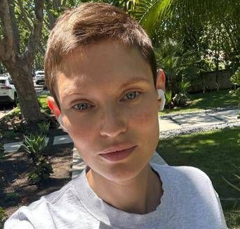 Bianca Balti e il cancro, la denuncia sui social: “Pillole salvavita non si trovano”