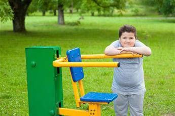 Bimbi di campagna più grassi, sedentari e schermo-dipendenti: lo studio