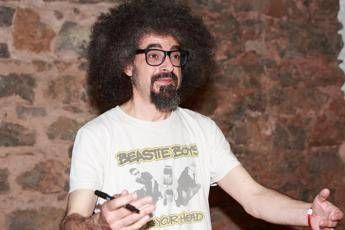 Caparezza torna in concerto dopo quattro anni, l’annuncio a sorpresa