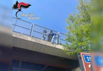 Carabiniere salva donna da suicidio: “Io eroe? Grazie Meloni, ma mio premio è che sia salva”