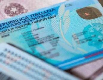 Carta d’identità, l’annuncio di Zangrillo: “Gli over 70 non dovranno più rinnovarla”