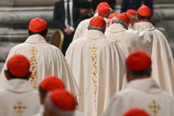 Conclave 2025, sondaggio tra vaticanisti: in pole Parolin con il 38%