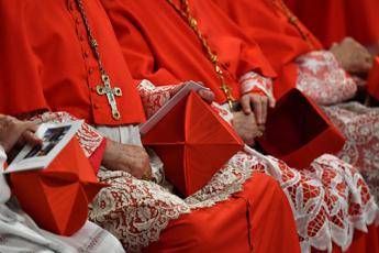 Conclave, -3 all’Extra omnes ma i cardinali chiedono tempo: domani doppia Congregazione