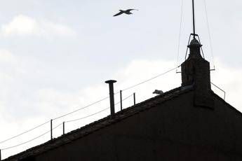 Conclave oggi al via, gli occhi del mondo puntati sul comignolo della Sistina
