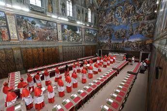 Conclave, oggi riprendono le votazioni dopo la prima fumata nera