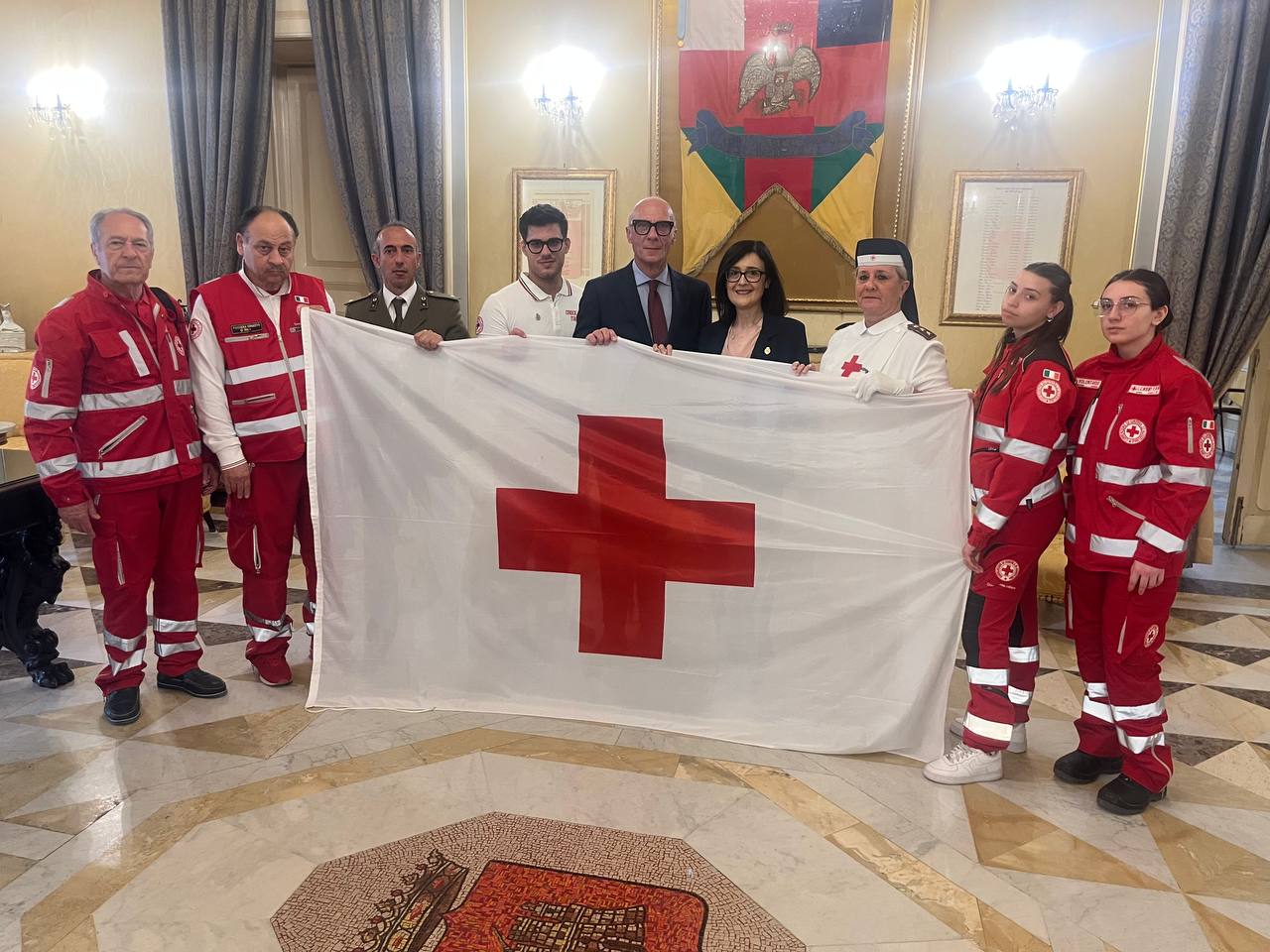 Caltanissetta. La bandiera della Croce Rossa sventola dal balcone del Comune