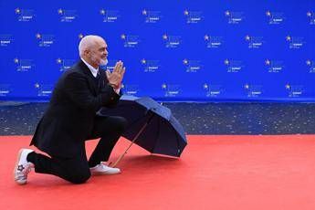 Edi Rama ‘passione sneakers’, al vertice di Tirana le sfoggia ancora