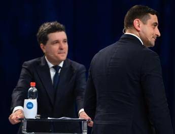 Elezioni Romania 2025, urne aperte per secondo turno delle presidenziali: la sfida Simion-Dan