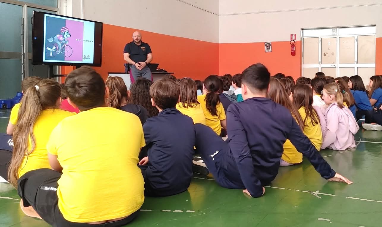 Caltanissetta, la Polizia Stradale incontra gli studenti del “Cristo Re”: educazione alla sicurezza su due ruote