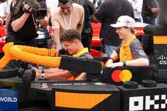 Formula 1, piloti in pista con macchine di… Lego. E pezzi di McLaren volano via – Video