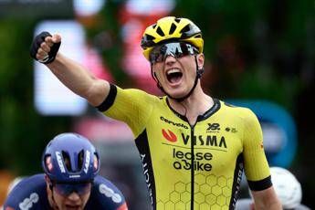 Giro d’Italia 2025, Kooij vince in volata la dodicesima tappa. Del Toro ancora rosa