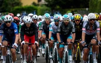 Giro d’Italia, a Groves la sesta tappa. Pedersen resta in maglia rosa