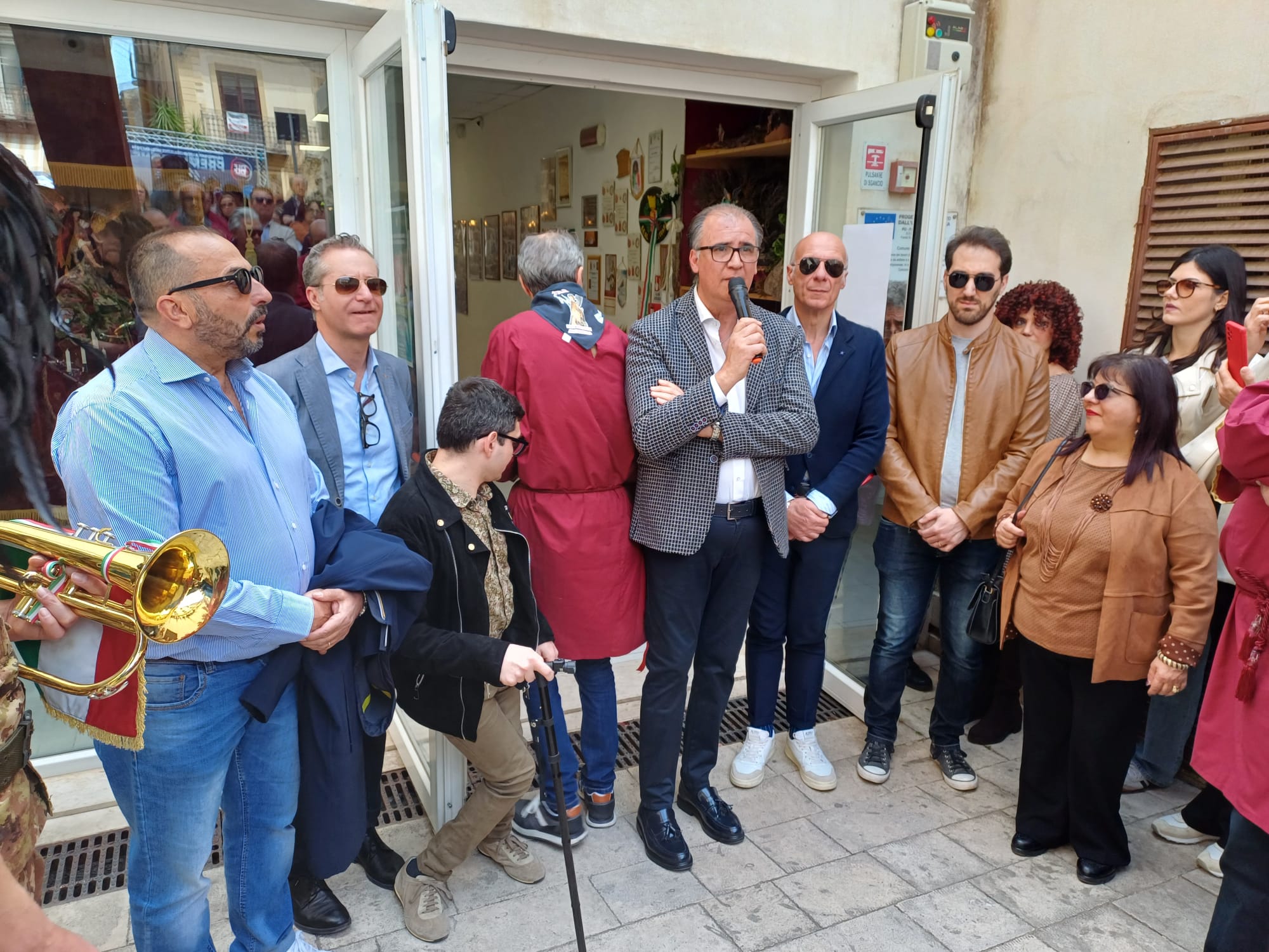 Caltanissetta. Inaugurata la mostra dei santini in onore del patrono San Michele Arcangelo: resterà aperta fino all’8 giugno