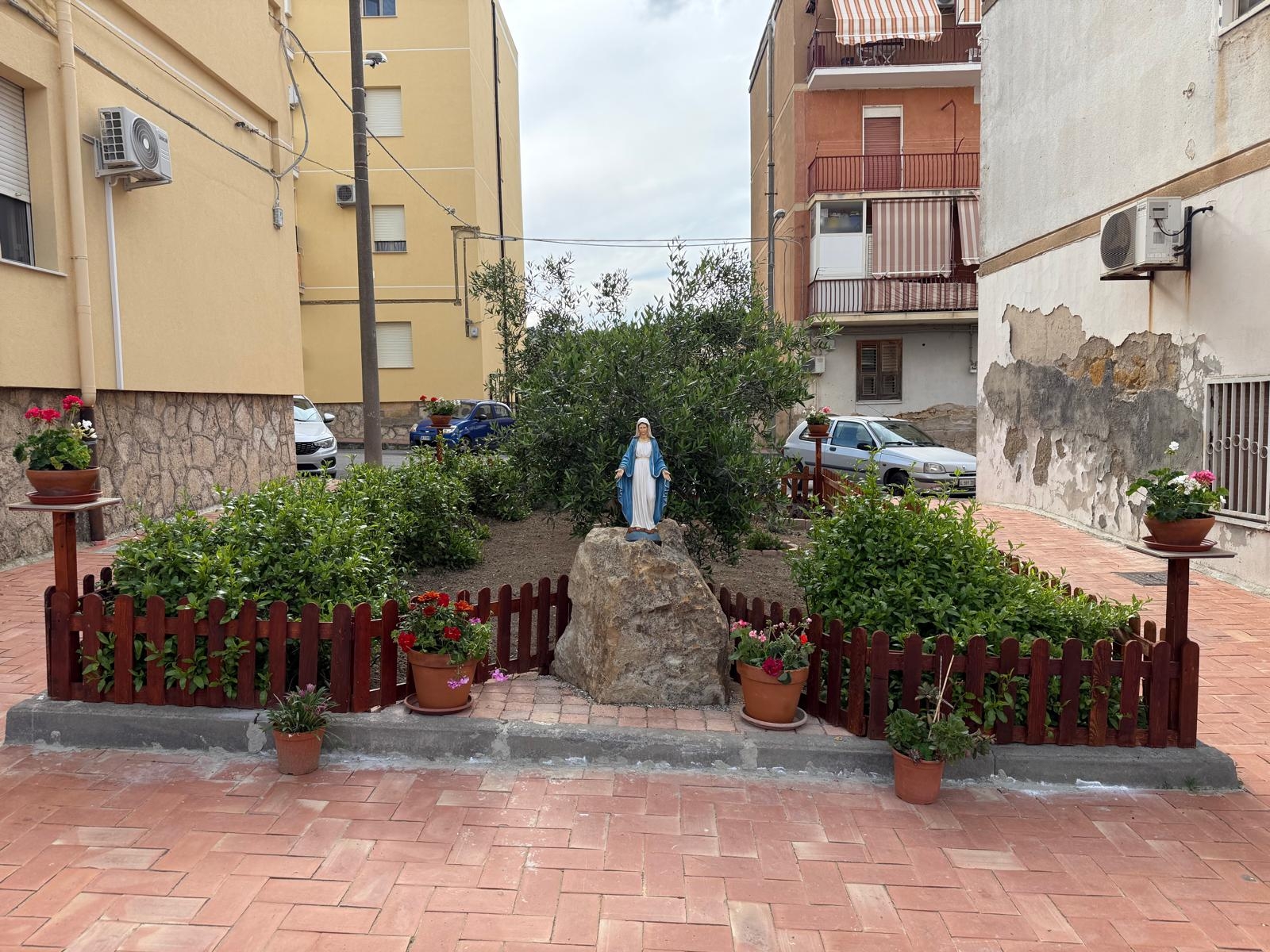 Un angolo di San Barbara rinasce grazie all’impegno dei residenti: riqualificata area verde in via Sciascia