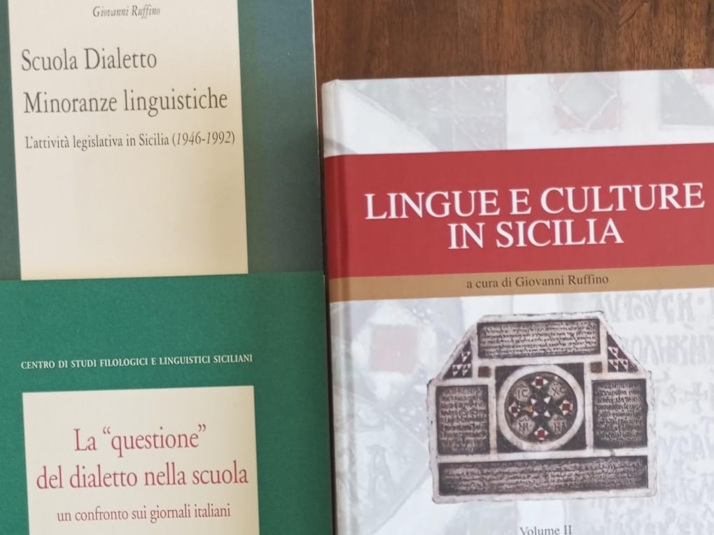 “Non approvate quella mozione”. Gli esperti in materia di sociolinguistica e di didattica delle lingue chiedono di fermare la corsa verso il baratro formativo nel quale si ritroverebbero i bambini siciliani costretti a studiare non solo LA “lingua siciliana”, ma anche IN  “lingua siciliana”.