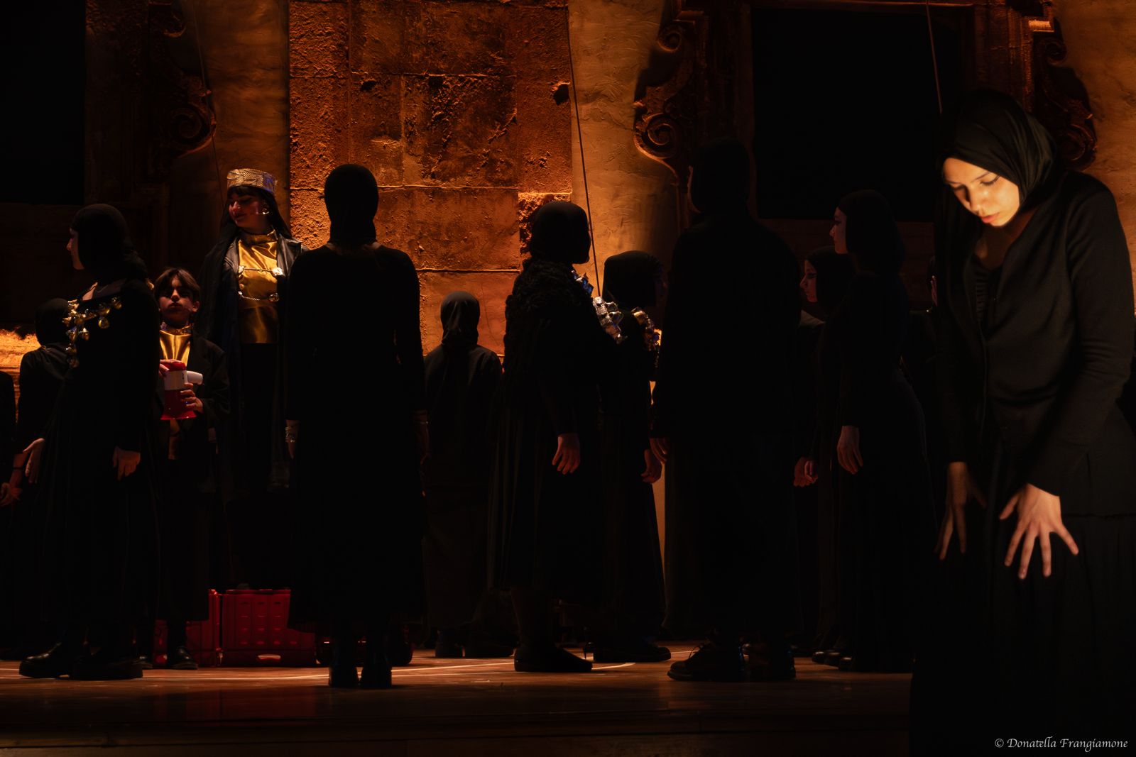 Caltanissetta. Al “Rosso di San Secondo” gli studenti del Ruggero Settimo hanno messo in scena il Teatro classico con le “Supplici”