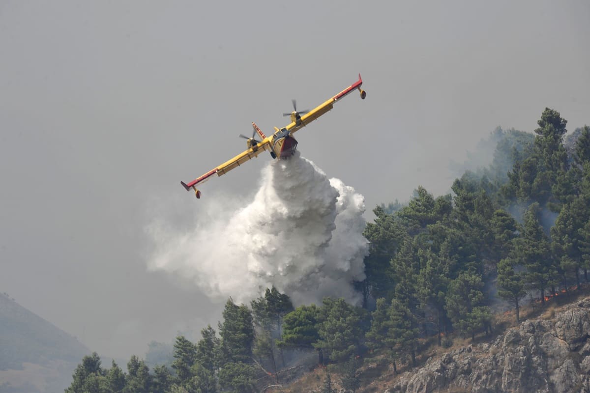 Incendi, quindici roghi in Sicilia: 4 scoppiati nel Nisseno