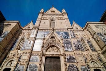 JR trasforma la facciata del Duomo di Napol in un mosaico di volti e storie