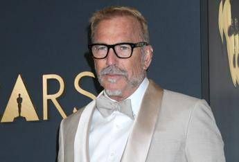 Kevin Costner, “scena di stupro non prevista sul set”: una stunt lo denuncia