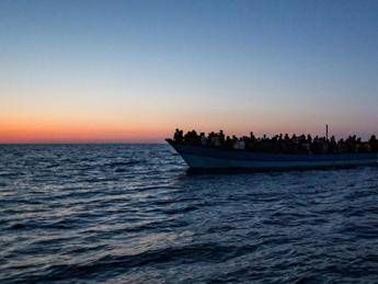 Migranti, barca con a bordo 37 persone alla deriva al largo della Sicilia