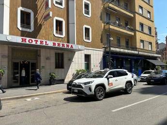 Milano, aggressore in fuga raccontava in tv: “Buon feeling con i colleghi”