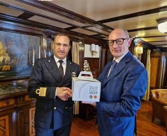 Mozzarella dop, l’omaggio del Consorzio di tutela alla nave Amerigo Vespucci