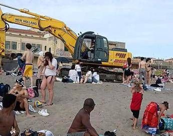 Ostia, “ruspa tra i bagnanti in spiaggia, inaccettabile”: la denuncia