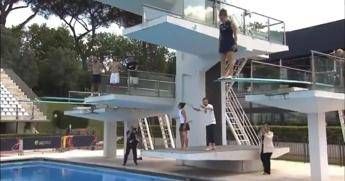 Paolini, festa in piscina: Jasmine si tuffa con Errani dopo il trionfo – Video